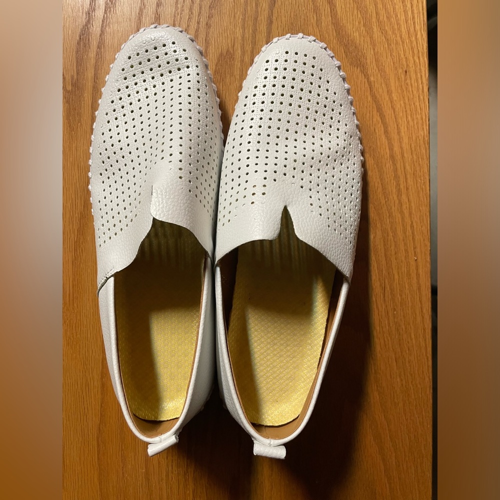 House shoes or loafer  size 8.5-9 but l am an 8 and not a size on them